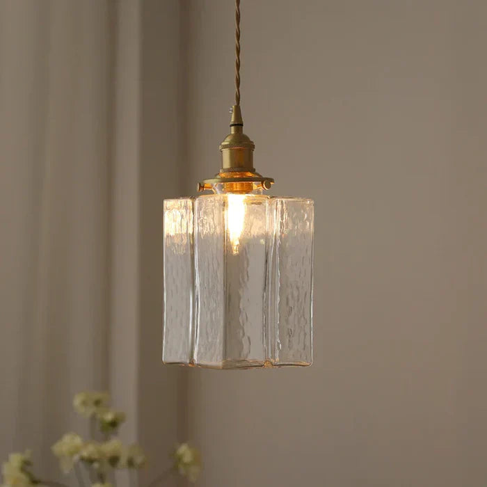 Vintage-Pendelleuchte mit Glasschirm und Messingfinish