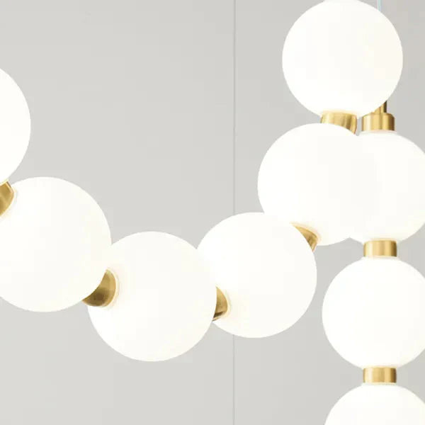 Moderne LED-Pendelleuchte – ausdrucksstarke Kugelkette aus Lichtbällen