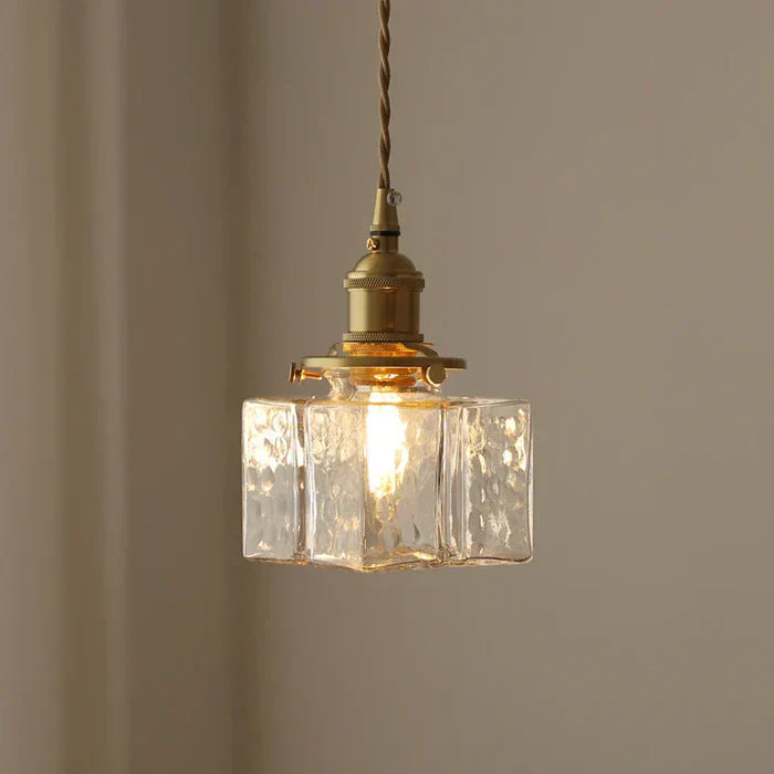 Vintage-Pendelleuchte mit Glasschirm und Messingfinish