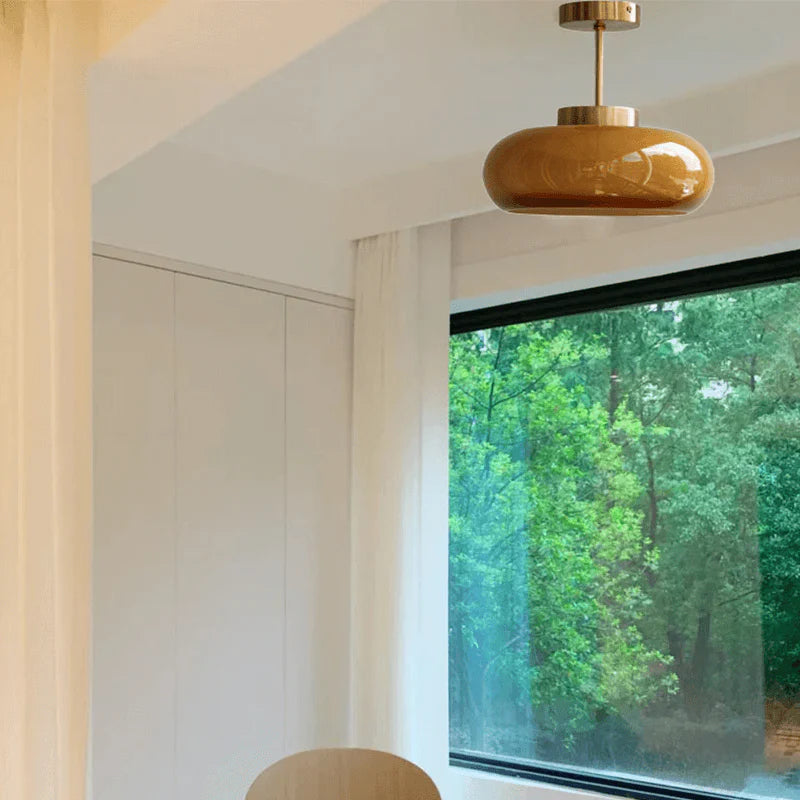 Elegante Deckenleuchte mit Glasschirm im Vintage-Stil