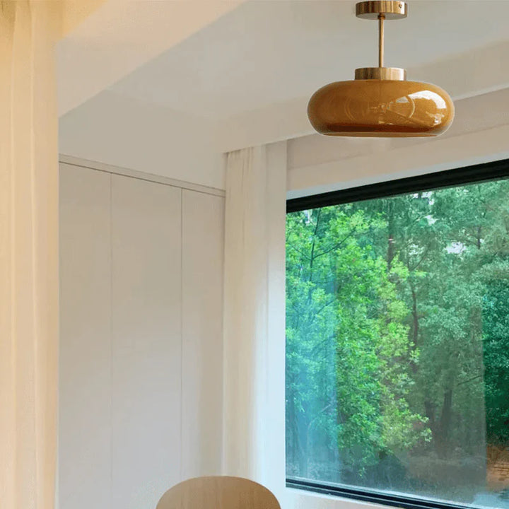 Elegante Deckenleuchte mit Glasschirm im Vintage-Stil