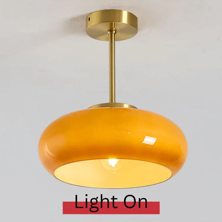 Elegante Deckenleuchte mit Glasschirm im Vintage-Stil