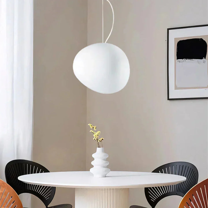 Moderne Pendelleuchte mit organischer Rundform – minimalistisches Design