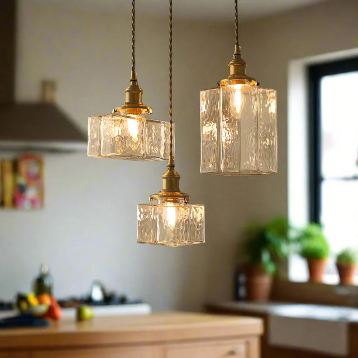 Vintage-Pendelleuchte mit Glasschirm und Messingfinish