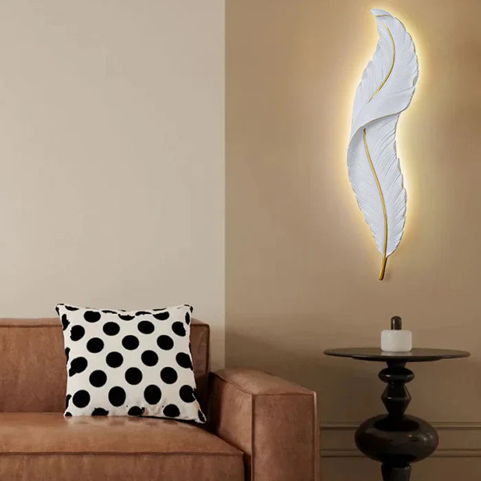 Wandleuchte in Federform – Elegantes Design mit warmem Licht