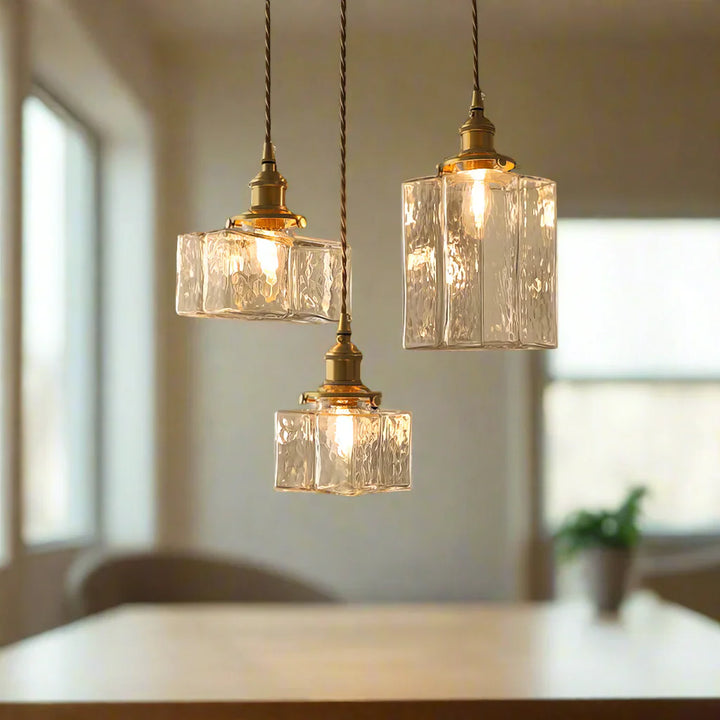 Vintage-Pendelleuchte mit Glasschirm und Messingfinish