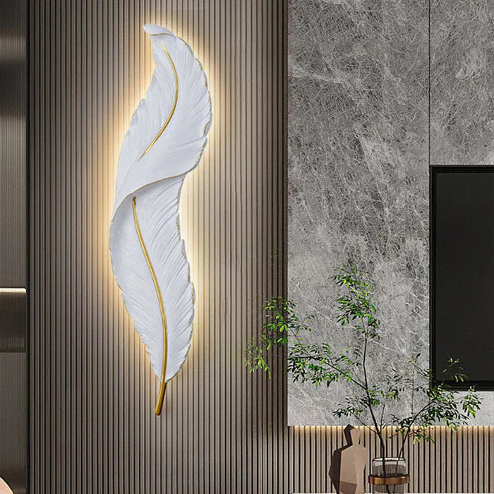 Wandleuchte in Federform – Elegantes Design mit warmem Licht