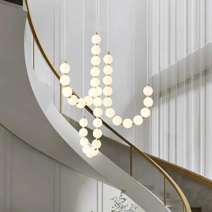 Moderne LED-Pendelleuchte – ausdrucksstarke Kugelkette aus Lichtbällen