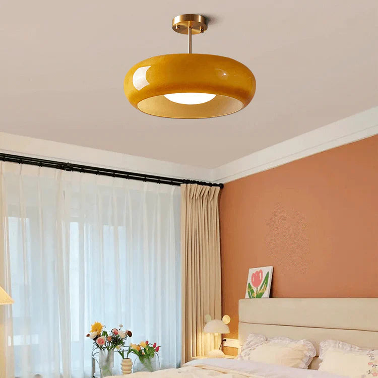 Elegante Deckenleuchte mit Glasschirm im Vintage-Stil