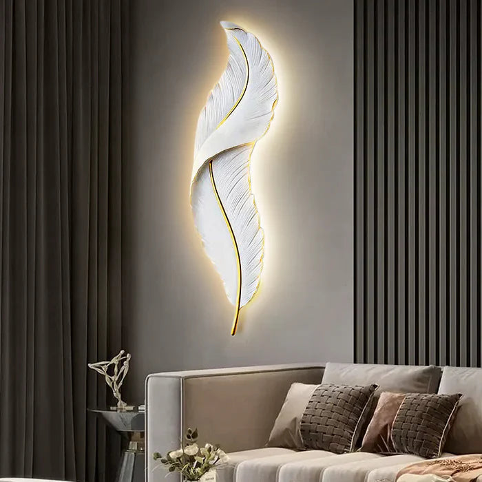 Wandleuchte in Federform – Elegantes Design mit warmem Licht