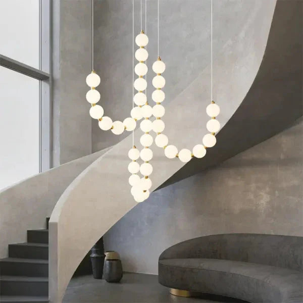 Moderne LED-Pendelleuchte – ausdrucksstarke Kugelkette aus Lichtbällen