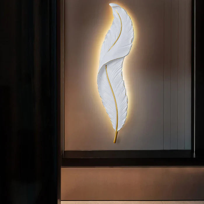 Wandleuchte in Federform – Elegantes Design mit warmem Licht
