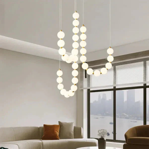 Moderne LED-Pendelleuchte – ausdrucksstarke Kugelkette aus Lichtbällen