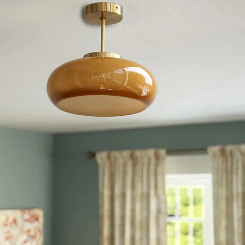 Elegante Deckenleuchte mit Glasschirm im Vintage-Stil