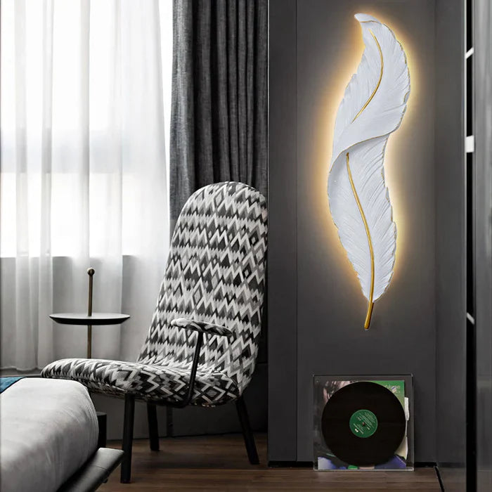 Wandleuchte in Federform – Elegantes Design mit warmem Licht