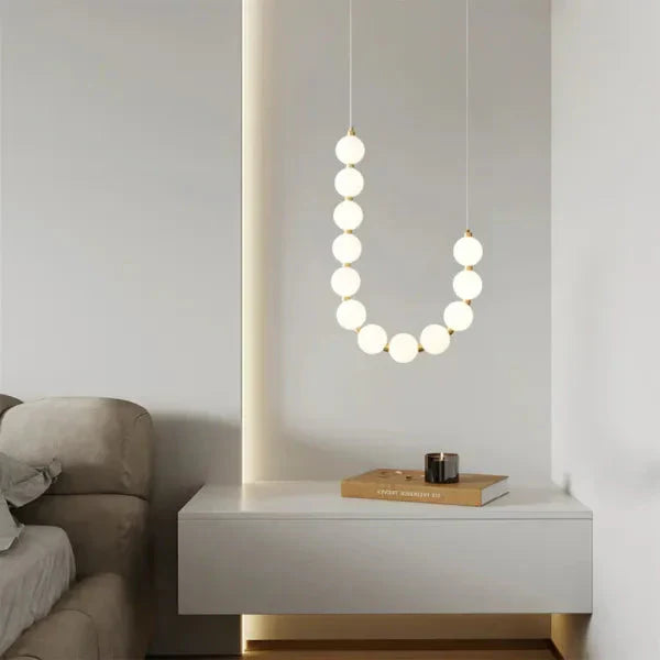 Moderne LED-Pendelleuchte – ausdrucksstarke Kugelkette aus Lichtbällen
