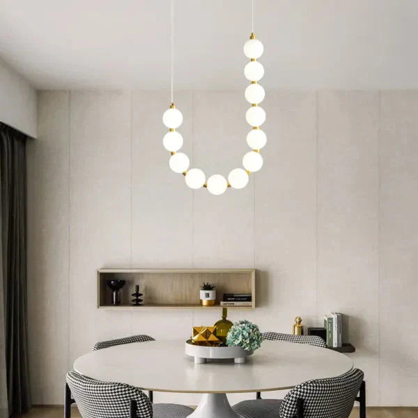 Moderne LED-Pendelleuchte – ausdrucksstarke Kugelkette aus Lichtbällen