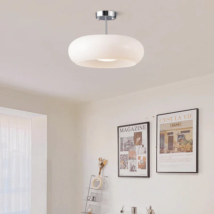 Elegante Deckenleuchte mit Glasschirm im Vintage-Stil