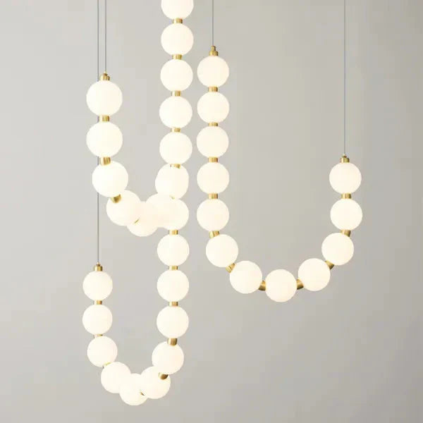 Moderne LED-Pendelleuchte – ausdrucksstarke Kugelkette aus Lichtbällen