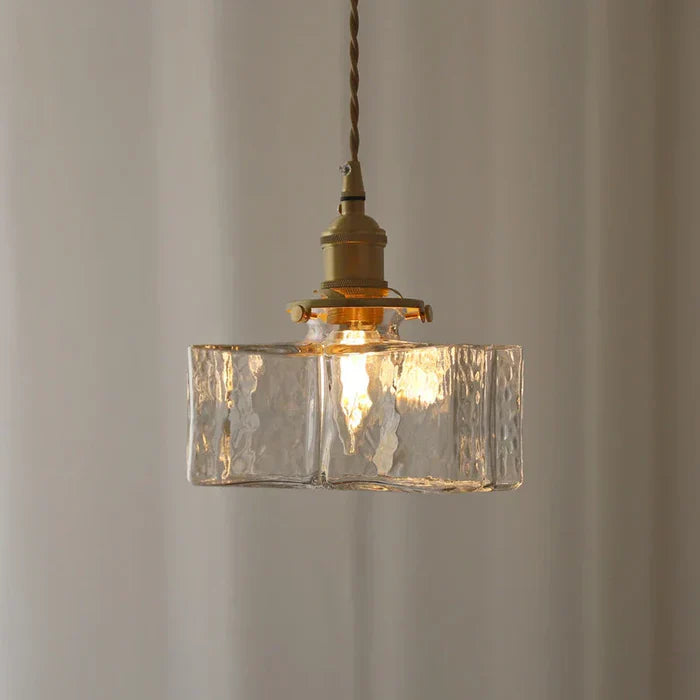 Vintage-Pendelleuchte mit Glasschirm und Messingfinish