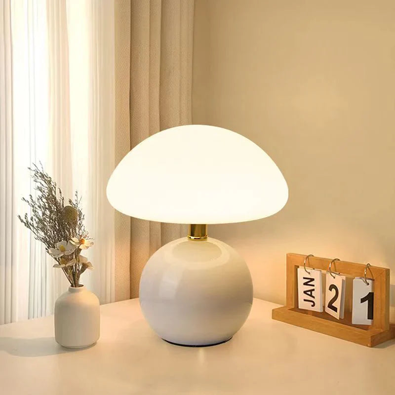 Moderne Tischlampe mit kugelförmigem Sockel und Pilzschirm – minimalistisches Design