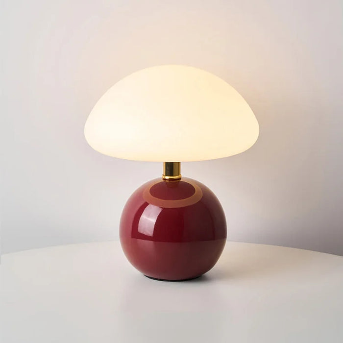 Moderne Tischlampe mit kugelförmigem Sockel und Pilzschirm – minimalistisches Design