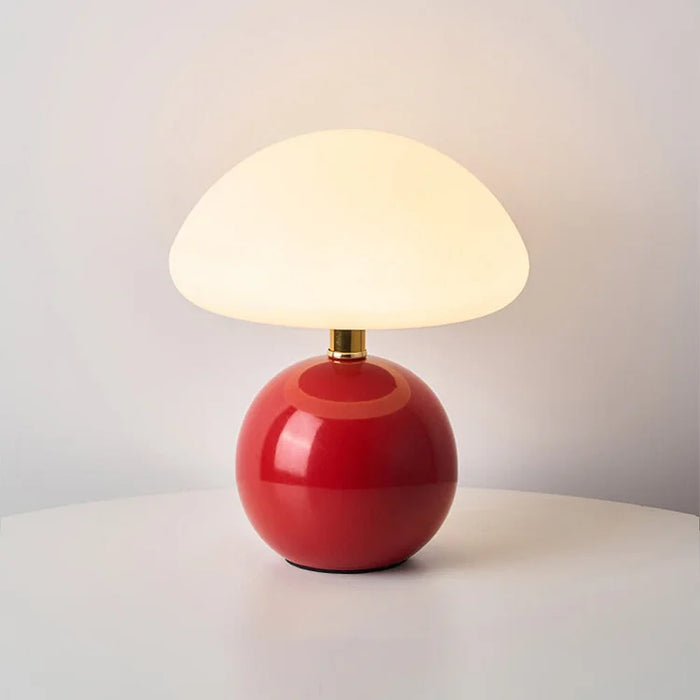 Moderne Tischlampe mit kugelförmigem Sockel und Pilzschirm – minimalistisches Design