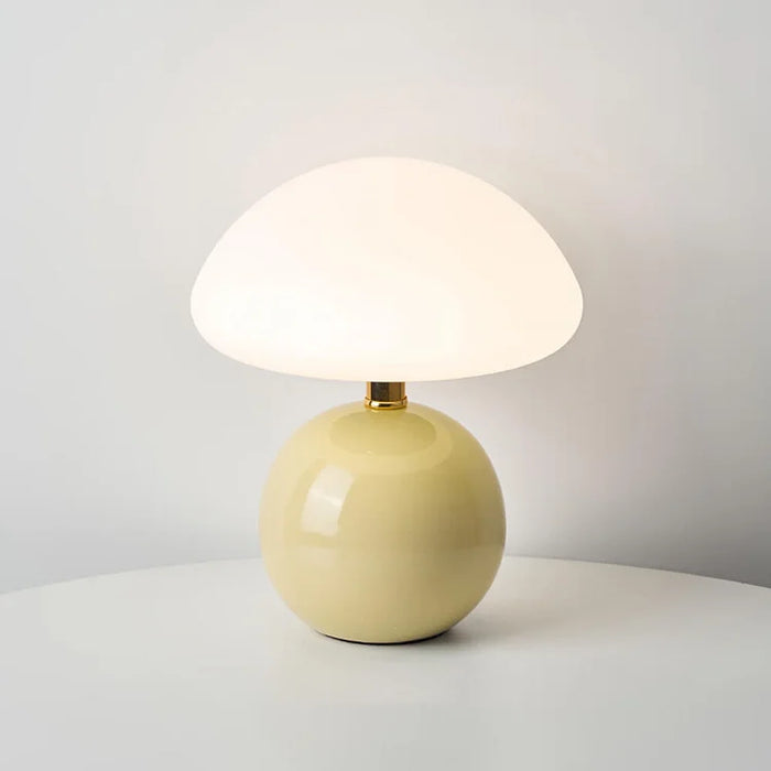 Moderne Tischlampe mit kugelförmigem Sockel und Pilzschirm – minimalistisches Design