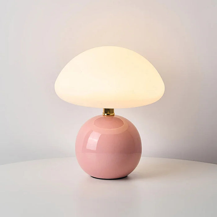 Moderne Tischlampe mit kugelförmigem Sockel und Pilzschirm – minimalistisches Design