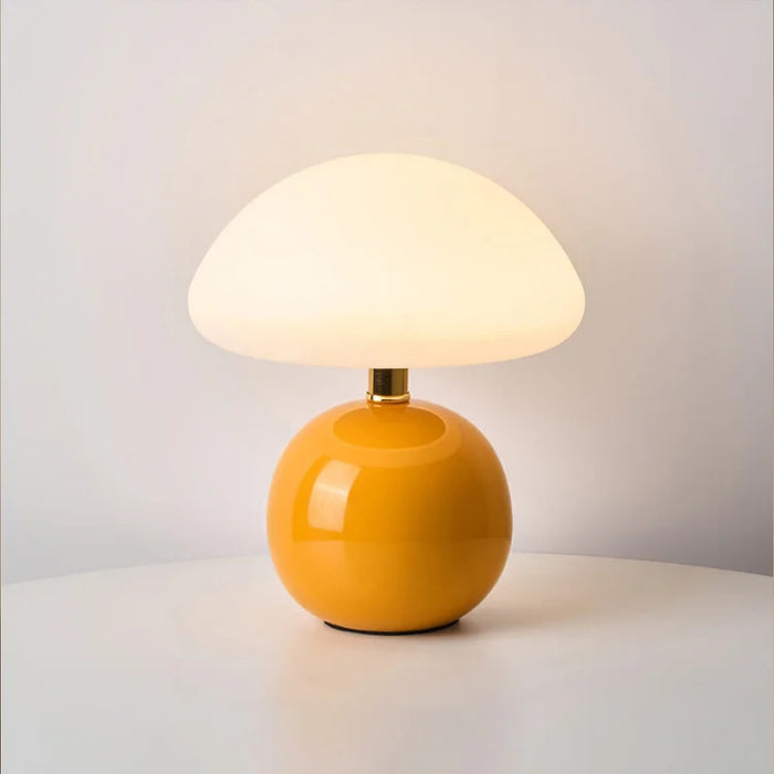 Moderne Tischlampe mit kugelförmigem Sockel und Pilzschirm – minimalistisches Design
