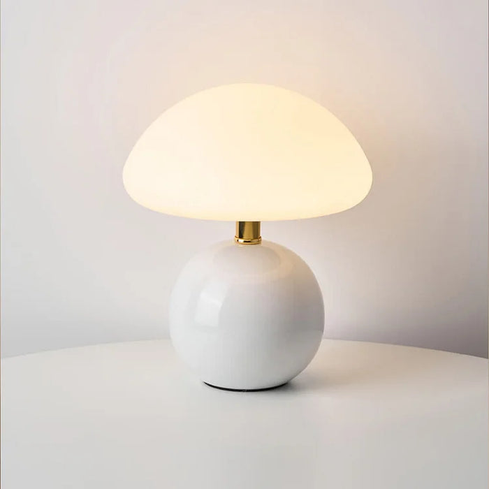 Moderne Tischlampe mit kugelförmigem Sockel und Pilzschirm – minimalistisches Design