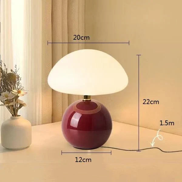 Moderne Tischlampe mit kugelförmigem Sockel und Pilzschirm – minimalistisches Design