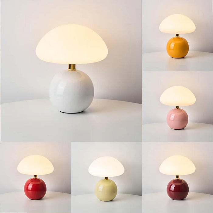 Moderne Tischlampe mit kugelförmigem Sockel und Pilzschirm – minimalistisches Design