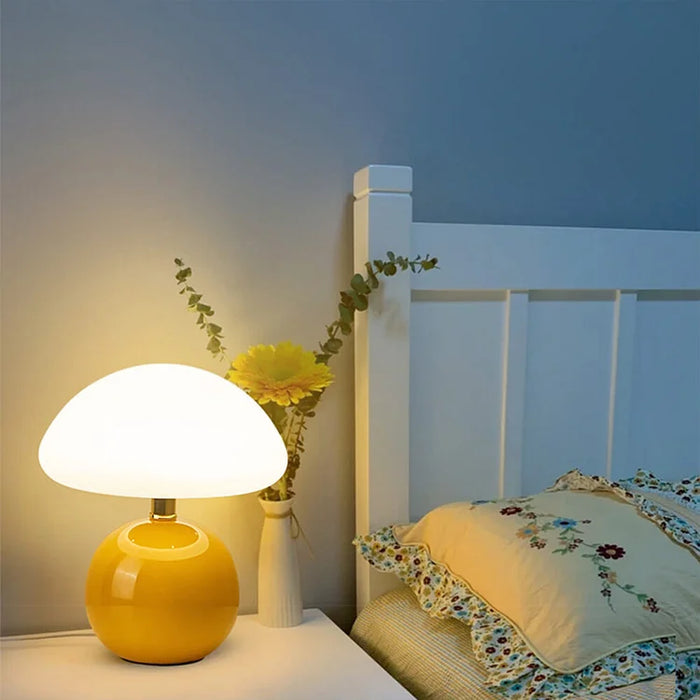 Moderne Tischlampe mit kugelförmigem Sockel und Pilzschirm – minimalistisches Design