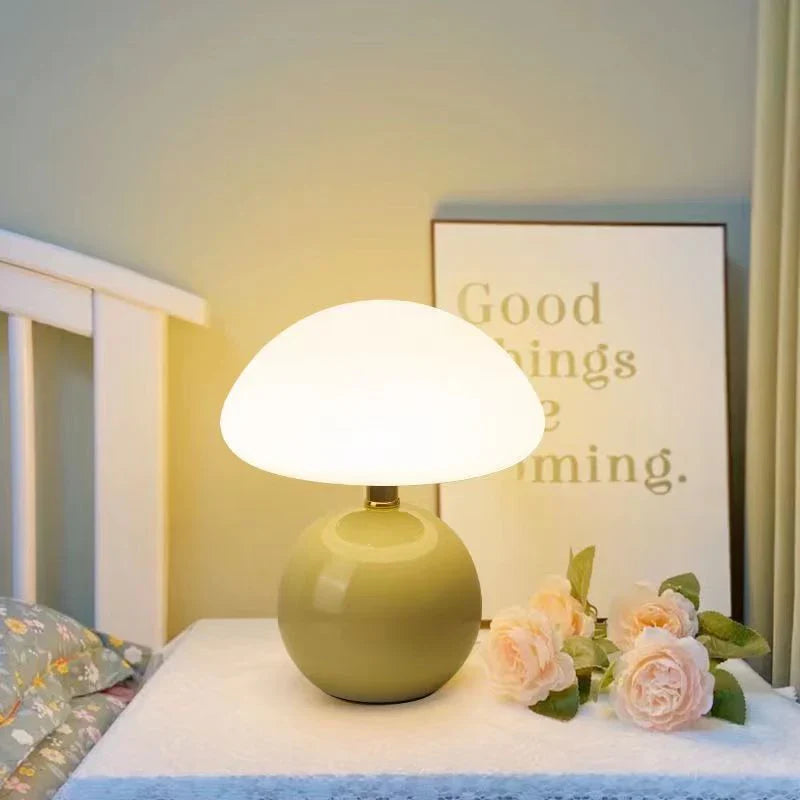 Moderne Tischlampe mit kugelförmigem Sockel und Pilzschirm – minimalistisches Design
