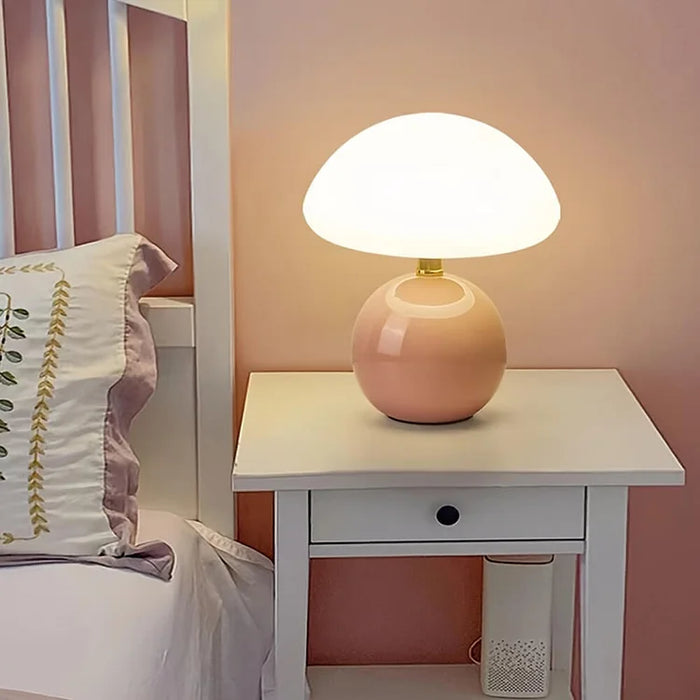 Moderne Tischlampe mit kugelförmigem Sockel und Pilzschirm – minimalistisches Design