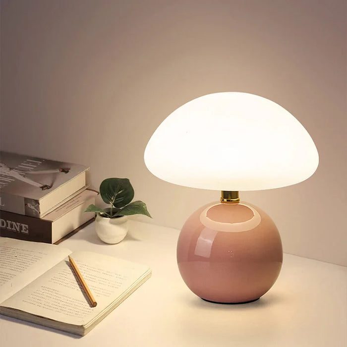 Moderne Tischlampe mit kugelförmigem Sockel und Pilzschirm – minimalistisches Design