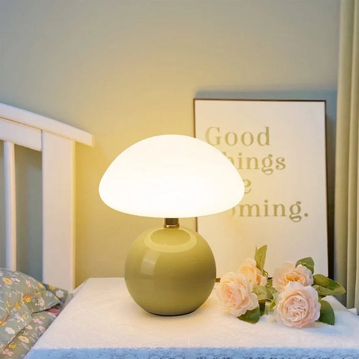 Moderne Tischlampe mit kugelförmigem Sockel und Pilzschirm – minimalistisches Design