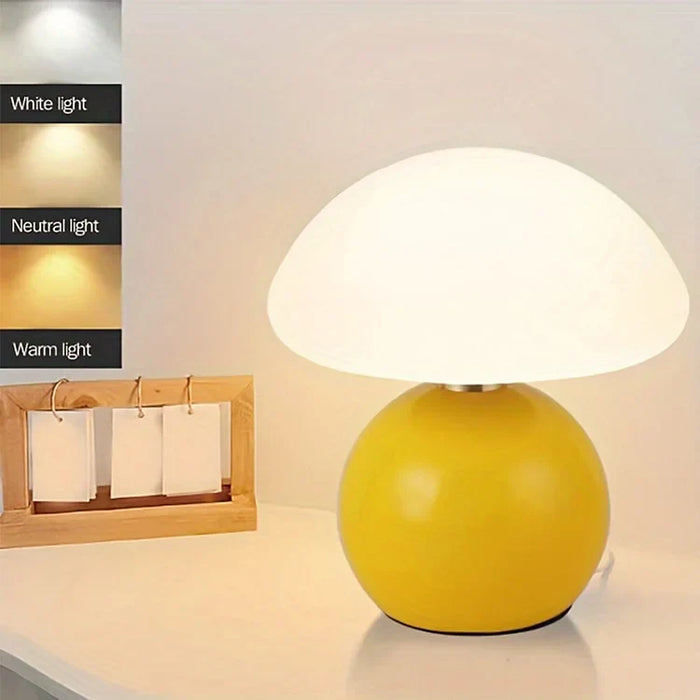 Moderne Tischlampe mit kugelförmigem Sockel und Pilzschirm – minimalistisches Design