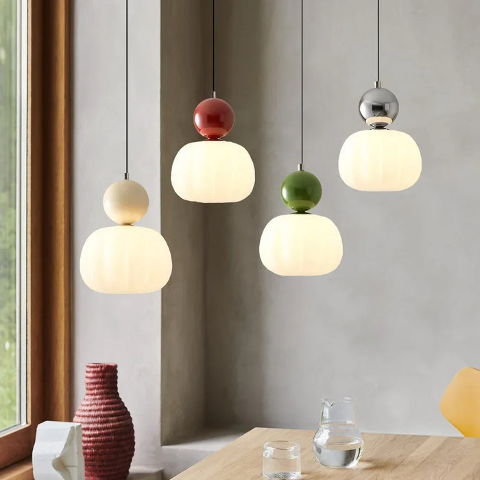 Moderne Pendelleuchte mit dekorativem Kugelakzent