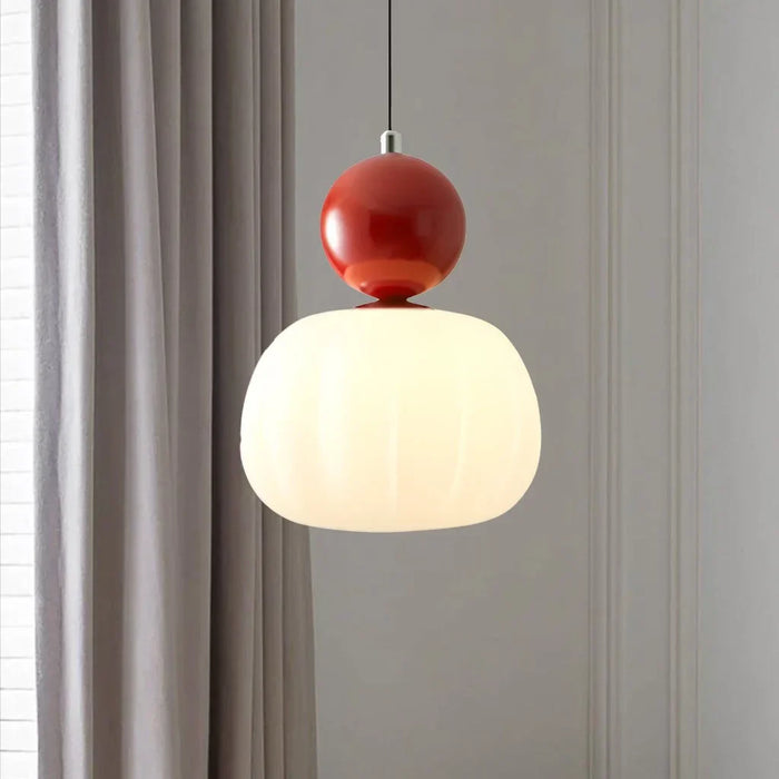 Moderne Pendelleuchte mit dekorativem Kugelakzent