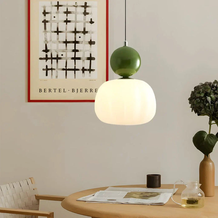 Moderne Pendelleuchte mit dekorativem Kugelakzent