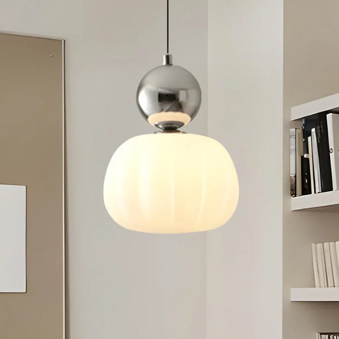 Moderne Pendelleuchte mit dekorativem Kugelakzent