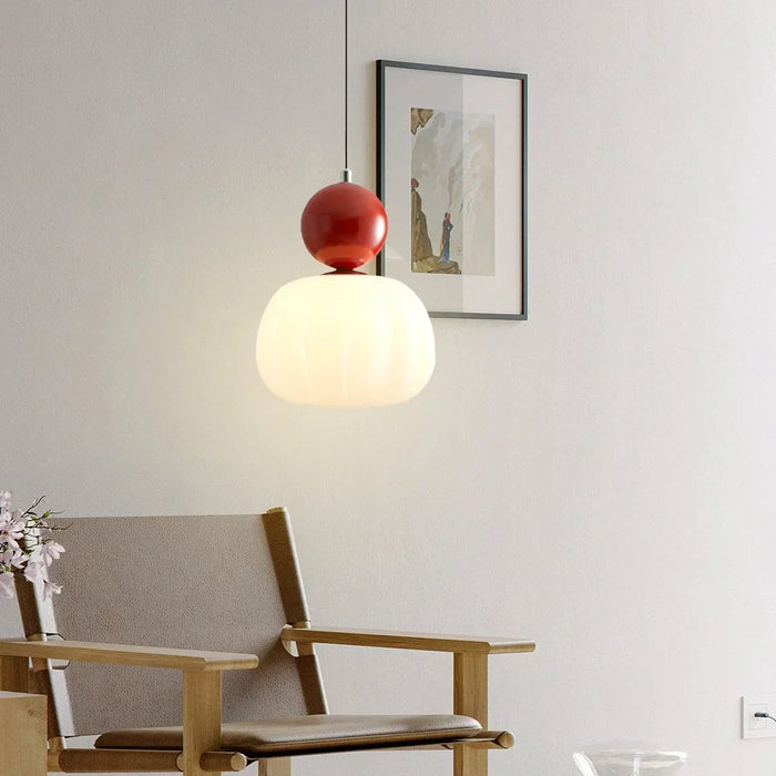 Moderne Pendelleuchte mit dekorativem Kugelakzent