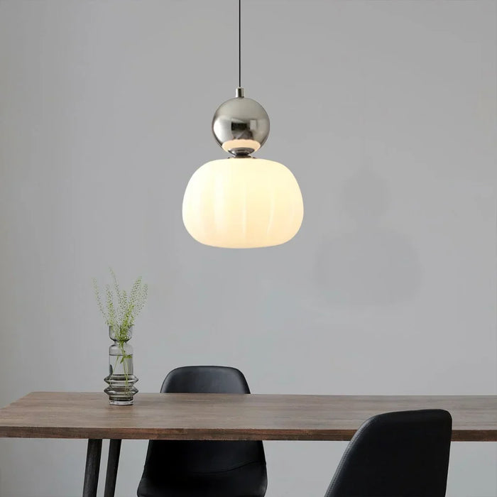 Moderne Pendelleuchte mit dekorativem Kugelakzent