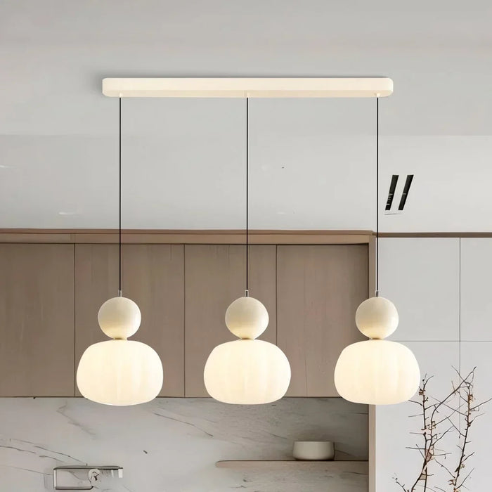 Moderne Pendelleuchte mit dekorativem Kugelakzent