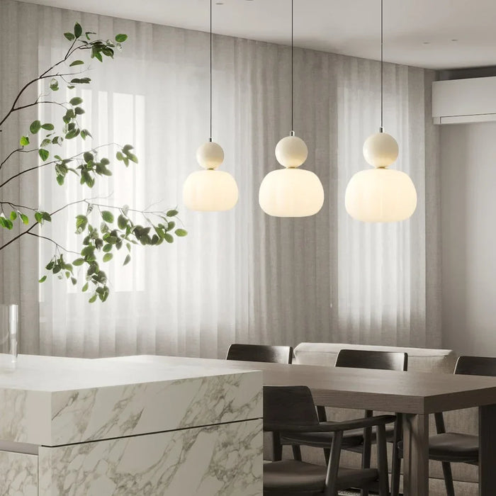Moderne Pendelleuchte mit dekorativem Kugelakzent