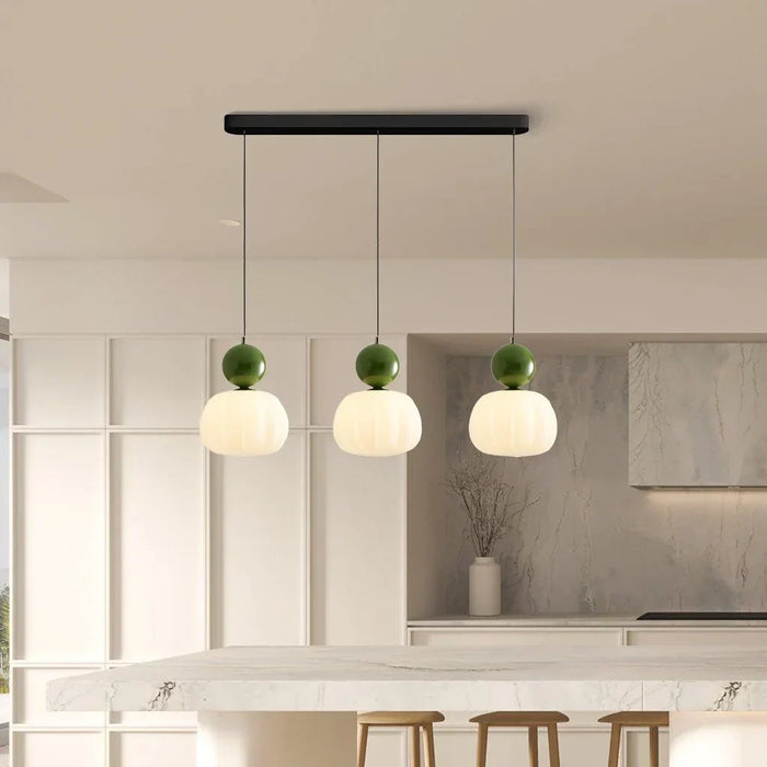 Moderne Pendelleuchte mit dekorativem Kugelakzent