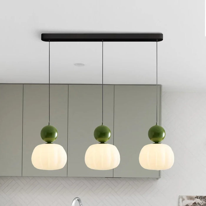 Moderne Pendelleuchte mit dekorativem Kugelakzent