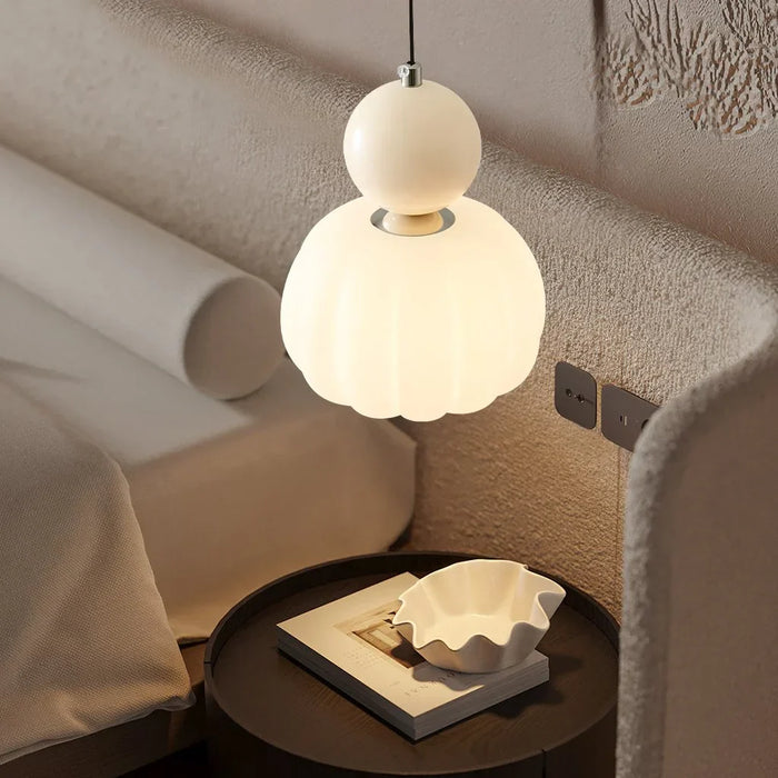 Moderne Pendelleuchte mit dekorativem Kugelakzent